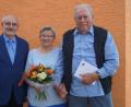 Bild: du
Zweiter Bürgermeister Josef Robl (links) übermittelt die Glückwünsche der Gemeinde an Gisela und Josef Ruhland zum 60-jährigen Ehejubiläum.