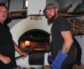 Bild: kro
Hermannsreuther Dorf- und Backofenfest: Lecker, frische Pizzen aus dem Dorfbackofen.