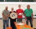 Bild: sis
Den Machtwechsel vollziehen (von links) der Vorjahressieger und Scheibenspender Michael Aulinger, die neue Birgland-Königin Martina Rupp, ihr 2. Ritter Christian Knarr und Sportleiter Ernst Kölbel. Es fehlt der 1. Ritter Roland Pickel.