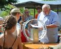 Bild: ü
Mit einer Wanderung auf dem Bienenlehrpfad, der Besichtigung eines Bienenhauses und einer Honigverkostung punktet der Imkerverein im Ferienprogramm.