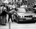 Bild: Hartmut Reeh/dpa
Der Wagen mit den Geiselnehmern wird am 18. August 1988 in Köln von Journalisten umringt. Die Verbrecher hatten am 16. August in Gladbeck-Rentfort eine Bank überfallen und zwei Geiseln genommen. Nach einer spektakulären Verfolgungsjagd über Bremen, wo die Gangster einen Linienbus kaperten, den Niederlanden und Köln, stoppte die Polizei am 18. August auf der Autobahn Richtung Frankfurt am Main die Täter mit Waffengewalt.