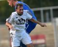 Bild: Alfred Schwarzmeier
Der 3:1-Heimsieg gegen den FC Tremmersdorf hat der SpVgg SV Weiden II (im weißen Trikot Spielertrainer Marco Lorenz) gut getan. Nun möchten die Youngster vom Wasserwerk im Nachbarduell gegen den FC Weiden-Ost nachlegen.