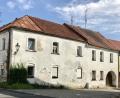 Bild: cr
Die Stadt Bärnau würdigte ihren bedeutenden Sohn, Bischof und Professor Dr. Dr. Ignatius Senestrey durch die Bennenung einer Straße. Gut anstehen würde dem derzeit leer stehenden Geburtshaus eine hervorgehoben Stellung im Rahmen einer Altstadtsanierung.