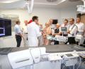 Bild: Klinikum/Meier
Der neue Chefarzt der Klinik für Innere Medizin I, Privatdozent Dr. Christoph M. Birner (Dritter von links), erklärt den Gästen beim Rundgang durch das Klinikum St. Marien Amberg das Herzkatheter-Labor – mit dabei auch Landtagsabgeordneter Harald Schwartz (rechts).	Bild: Klinikum/Meier