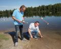 Bild: ms
Dr. Thomas Holtmeier und Aufseher Martin Meyer überprüfen die Wasserqualität am idyllischen Manteler Badeweiher.