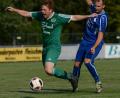 Bild: mhs
Markus Gruber (FC Wernberg II (links) wird von Andreas Lohner (DJK Weihern-Stein) attackiert. Die DJK entführte am Mittwoch mit einem 3:!-Erfolg die Punkte aus Wernberg.