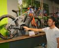 Bild: fpoz
Marketing-Leiter Marko Haas erklärt bei einer Showroom-Führung, dass auch im Kinderrad- und Jugendradbereich die E-Bike Technik Einzug hält.
Bei der Hausmesse konnten die Händler alle Modelle in der Praxis auf Herz und Nieren prüfen.