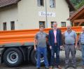 Bild: ga
Zweiter Bürgermeister Franz Grabinger (Zweiter von links) übergab zusammen mit Gerhard Schwendner (rechts) den neuen Tandem-Dreiseitkipper an die beiden Bauhofmitarbeiter Hubert Jetschmann (Zweiter von rechts) und Josef Breitschaft (links).