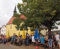 Bild: sön
Unter der schattigen Dorflinde vor der Kirche St. Martin und unter dem Zeltdach feierten die Hofstettener mit ihren Gästen beim Dorffest.