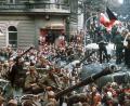 Bild: dpa
Zornige Prager Bürger umringensowjetische Panzer: Reformpolitiker innerhalb der KPČ unter Führung Alexander Dubčeks hatten 1968 versucht, in der Tschechoslowakei einen "Sozialismus mit menschlichem Antlitz" zu schaffen.