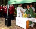 Bild: R. Kreuzer
Ein OWV-Mitglied zelebriert den Gottesdienst: Monsignore Andreas Uschold (vorne, rechts). Der Männergesangsverein Pirk unter Leitung von Joseph Frischholz begleitet die Messe musikalisch.