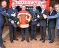 Bild: mde
Vorsitzender Roman Schäffler und Kommandant Peter Denz (von links) sowie stellvertretender Kommandant Alfred Vogel (Vierter von links) übergeben die Schutzkleidung an Stadtpfarrer Konrad Amschl (Dritter von links), damit dieser sein neues Amt gut ausführen kann. Bürgermeister Werner Nickl, Pfarrvikar Joseph Meenpuzhackal und der evangelische Pfarrer Dirk Grafe sind froh über das Engagement.