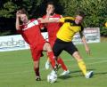 Bild: heh
Der SV Poppenreuth besiegte den FSV Bayreuth verdient mit 3:1. Hier kämpfen Fabian Sticht (rechts) und der Bayreuther Johannes Auer um den Ball.
