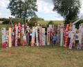 Bild: frd
Stolz präsentieren die Kinder ihre bunt bemalten Bretter, die in der Nähe des Dorfkreuzes in Pirkhof aufgestellt werden und dort bewundert werden können.