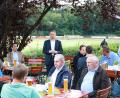 Bild: njn
Im Biergarten des Sportheim-Bistros IQ sprach Landtagsabgeordneter Tobias Reiß (Bildmitte).