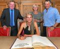 Bild: Petra Hartl
Corinna Schwab trägt sich ins Goldene Buch der Stadt Amberg ein.