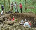 Bild: ow
Kinder aus der Kulmregion, aus Nürnberg, aus München und sogar aus Berlin nahmen die Gelegenheit wahr, während ihrer Ferien praktischen Geschichtsunterricht bei der archäologischen Ausgrabung am Rauhen Kulm zu erleben. Käthe Pühl (rechts) vom Förderverein Rauher Kulm und der Grabungsleiter Dr. Hans Losert (links) hatten dieses besondere Ferienprogramm organisiert. Interessiert ließ sich Bürgermeister Wolfgang Haberberger (Mitte) die Fundstücke erklären.