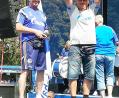 Bild: ü
Beim Schalke-Tag bekommen die Mitglieder des Kirchenthumbacher Schalke-Fanclubs einen Ehrenwimpel überreicht.