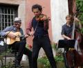 Bild: Christiane Zeigler
Heißblütige, temperamentvolle Musik der Roma und der Länder Südosteuropas präsentiert die Gruppe „Foaie Verde“ bei den Wurzer Sommerkonzerten.