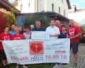 Bild: soj
Sie alle freuen sich über die Spendenübergabe von 1700 Euro: Johannes Bauer (von rechts), Waltraud Nickl, Josef Söllner, Michael Brucker, Stephan Plannerer, Elisabeth Enders, Michaela Serfling, Marina Zintl mit Töchterchen Hanna, Sandra Schmelber, Peter Lauterbach und Karin Pöllath.