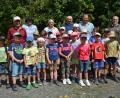 Bild: jr
21 Kinder erwandern den rund 2,8 Kilometer langen Waldbesinnungspfad. Mit dabei sind Pfarrseelsorger Pater Benedikt Leitmayr (rechts), zweiter Bürgermeister Reinhard Wurm (Zweiter von rechts) und Rauchclub-Vorsitzender Gottfried Richtmann (Dritter von rechts).