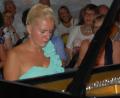 Bild: Christiane Zeigler
Höchst konzentriert zeigt sich die polnische Pianistin Aleksandra Mikulska bei ihrem Konzert im Marstall des historischen Pfarrhofs in Wurz.
