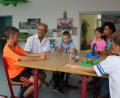 Bild: exb
Bürgermeister Harald Bemmerl (Zweiter von links) machte sich selbst ein Bild über die Ferienbetreuung in den Räumen der Mittagsbetreuung. Er spielte auch mit den Kindern.