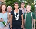 Bild: dob
Schützenmeister Johann Gösl (Zweiter von links) zeichnet die Stadtmeister 2018 aus. Beate Maier lässt sich für ihren verhinderten Mann Gerhard die Königskette umhängen. Andreas Bäumler schreibt sich als Vize-Stadtmeister in die Siegerliste ein. Dritte ist Sonja Messer (links). Zweiter Bürgermeister Uli Münchmeier (Zweiter von rechts) gratuliert den Teilnehmern zu den errungenen Titeln.