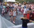 Bild: Hirsch
„Sie treffen – ein Promi geht baden“. Vor allem die Kinder hatten ihren Spaß daran, die Wasserrutsche in Gang zu setzen, in dem sie mit einem Tennisball gegen eine Scheibe warfen.