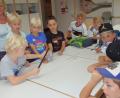 Bild: wrt
Der Trick mit der Reibung des Stabes. Auch das probieren die Kinder aus.
