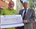 Bild: es
OWV-Vorsitzender Heino Henning (links) überreicht zu Beginn des Backofenfestes mit humorvollen Worten Pfarrer Wilhelm Bauer einen Scheck über 500 Euro für die Restaurierung der Wallfahrtskirche St.Jodok.