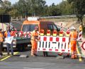 Bild: Hirsch
Arbeiter räumen die Absperrungen weg und bringen die Beschilderungen für die neue Verkehrsführung von und zur Nordumgehung an. Gleichzeitig erfolgt die Freigabe der Brücke zwischen Kreith und Fronberg, die fast drei Monate gesperrt war.