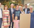 Bild: fppp
Anton W. und Elisabeth Hart, Karl Döhler, Sebastian und Lea Hart mit Marlien, Martin Schöffel und Karin Fleischer (von links) in der Produktionshalle der Lehmbauplatte.
