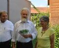 Bild: qc
Das Missionszentrum Ndendule bedenkt Sonderschulrektor a.D. Wolfgang Schmid (von links) anlässlich seines Eintritts in den Ruhestand. Pater Ferdinand Bodensteiner nimmt die Spende im Beisein von Schmids Cousine Waltraud Burger, die dort als Entwicklungshelferin wirkte, entgegen.
 .