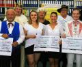 Bild: gf
Tina und Armin Nentwig (von rechts) haben Spendenschecks an den Bundesverband Schädel-Hirnpatienten in Not, die Jugendkapelle Auerbach, das Ballettstudio Magic Shoes, die Knappnesia, Schlosswache Amberg und den Freundeskreis König Rupprecht übergeben.