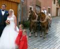 Bild: rn
In einer Pferdekutsche fahren Julia und Benjamin Knauer an der Pfarrkirche zu ihrer Trauung vor.