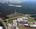 Bild: Bernd Georgi
Aus der Luft gut zu erkennen ist der bereits gerodete Teil des neuen Ebermannsdorfer Industriegebiets Schafhof Ost (Bildmitte). Es liegt gegenüber des ersten Industriegebiets, Schafhof West (im Vordergrund), zwischen der A 6 (am linken Bildrand) und der B 85 (quer durch die Bildmitte).