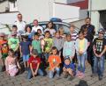Bild: frd
Die Kinder ließen sich gerne mit ihren „Kollegen“ (hinten von links) PHK Georg Pfannenstein, PHM Daniela Ziereis und PHK Karl-Heinz Senft für ein Erinnerungsfoto ablichten, schließlich wollen ja einige von ihnen einmal Polizeibeamte werden.