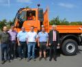 Bild: jr
Freuen sich über den neuen Unimog 430. Bei der Übergabe mit dabei, Fahrzeugführer Matthias Hofmann (sitzend im Unimog), sowie stehend (von links) stellvertretender Sachgebietsleiter Markus Heimann, Walter Brucker (Landratsamt), Sachgebietsleiter Heribert Hasenfürter, Klaus Weig (Landratsamt), stellvertretender Straßenmeister Martin Weiß und Landrat Wolfgang Lippert.