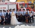 Bild: mde
Bräutigam und Feuerwehrmann Florian Popp-Einert mit seiner Braut Anna Einert und den Kameraden der Feuerwehren aus Kirmsees, Immenreuth und Kemnath vor der Kemnather Stadtpfarrkirche.