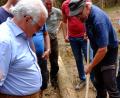 Bild: ohr
In einem Waldstück zwischen Neusath und Mitteraich stieß Reinhard Kreußel bei einer Begehung auf ein Borkenkäfernest. Auf einer Fläche von rund 1500 Quadratmetern mussten 45 für Fichten geschlagen werden. Der Geschäftsführer (rechts) der Waldbesitzervereinigung (rechts) entfernte an einem Beispielbaum mit einem Schäleisen Rindenteile und demonstrierte den deutlichen Befall auf der Innenseite der Borke.