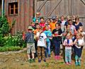 Bild: enz
Im Ferienprogramm bastelten Mitglieder des Musikvereins Ernestgrün mit den Kindern Musikinstrumente.