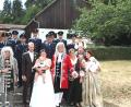 Bild: weu
Nicole und Georg-Severin Lang gaben sich in der Johannisbergkirche das Ja-Wort. Die Kameraden der Feuerwehr Nunzenried und Mitglieder des Doktor-Eisenbarth-Festspielvereins empfingen das Paar mit einem Spalier.