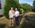 Bild: exb
Felix Linkel (links) überreicht an Pater Joseph Puykunnel eine Spende für ein Kinderheim in Indien.