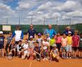 Bild: degr
Tennistalente beim SVL Traßlberg – betreut wurden die Kinder von (hinten von links) Günther Grabinger und seinem Team mit Markus Stammler, Mario Hellerl und SVL-Vorsitzendem Thomas Grabinger.