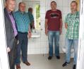 Bild: lk
Eine Behinderten-Toilette am Großen Weiher in Plößberg war längst überfällig. Bei der Übergabe freuen sich Bürgermeister Lothar Müller, Behindertenbeauftragter Reinhard Schön, Franz Wittmann, Bauhof-Leiter der Gemeinde und Armin Reiter von der Bauverwaltung (von links).