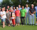 Bild: bö
Trotz Glutofenhitze waren bei Turnier um den Spielführer- und Clubmanager-Cup 84 Teilnehmer beim Golf und Landlcub in Schmidmühlen am Start. Links Vizepräsident Reinhard Kämpf und Clubmanager Christian Martin. Rechts Spielführer Reinhold Scharl