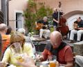 Bild: kbw
Ferry Baierl, Reinhold Grassl und Roland Schrüfer zaubern mit Django Reinhardts Swingmusik eine absolut lockere Stimmung zuim Frühschoppen der Schmidtsommernächte.