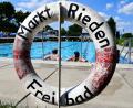 Bild: Petra Hartl
Ein Rettungsring für das Riedener Freibad? Eine Förderung des Bundes könnte kleinen Kommunen wie Rieden unter die Arme greifen, wenn eine Mammutaufgabe wie die Sanierung eines Bades ansteht.