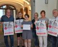 Bild: wpt
Armin Rüger (SPD), Marius Brey, Eva Kappl (beide von der Partei Die Linke), Andrea Tresch (Schädel- Hirnpatienten in Not) sowie Gabriele Mutzbauer (Bündnis 90/Die Grünen) und DGB-Ortskartellvorsitzender Wolfgang Berndt (von links), ebenfalls von der Linkspartei, werben für das Volksbegehren „Stoppt den Pflegenotstand“.